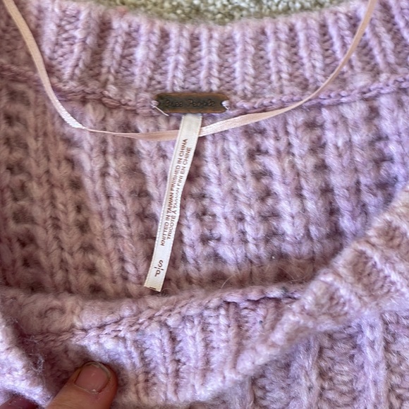 Free people chunky dusty rose colored sweater size small - Picture 2 of 4